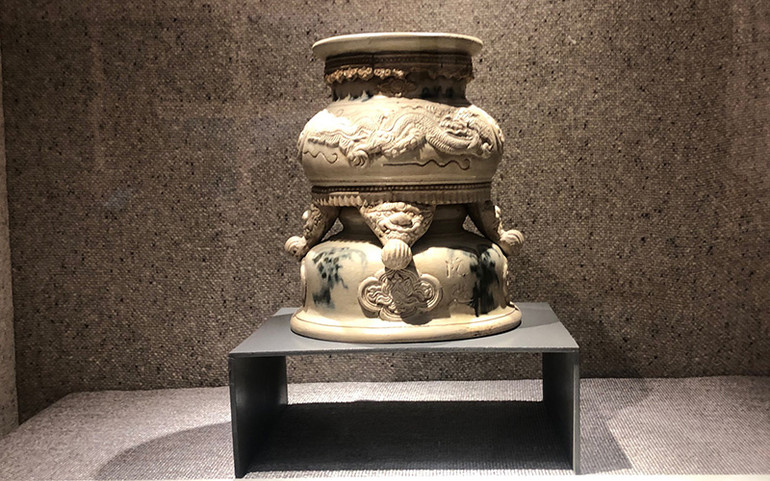 Lư hương hoa lam, đắp nổi hình rồng của thế kỷ 17.