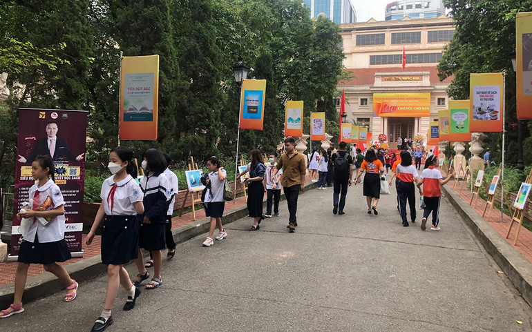 Đông đảo học sinh các trường trên địa bàn Hà Nội đã tham gia Ngày Sách.
