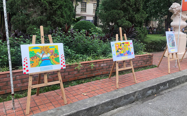 Triển lãm các tác phẩm tham dự cuộc thi Vẽ tranh theo sách.