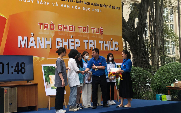 Các sinh viên Đại học Văn hóa tại một hoạt động trong Ngày Sách và Văn hóa đọc.