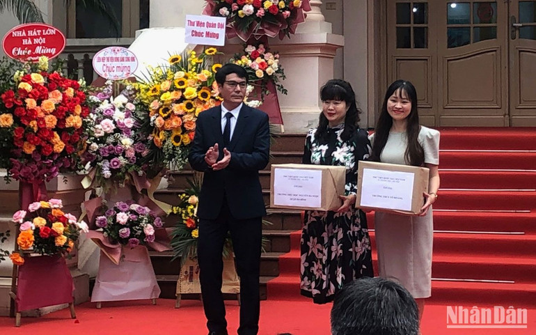 Trao tặng sách cho các trường học tại Hà Nội.