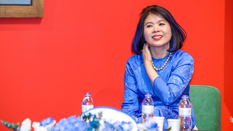 Nhà thơ Như Bình tại buổi ra mắt các tác phẩm.