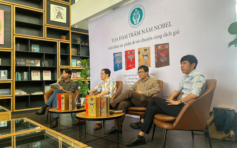 Các diễn giả tham gia buổi giới thiệu sách.