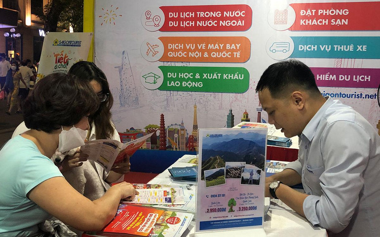 Người tiêu dùng tìm hiểu các tour du lịch tại sự kiện.