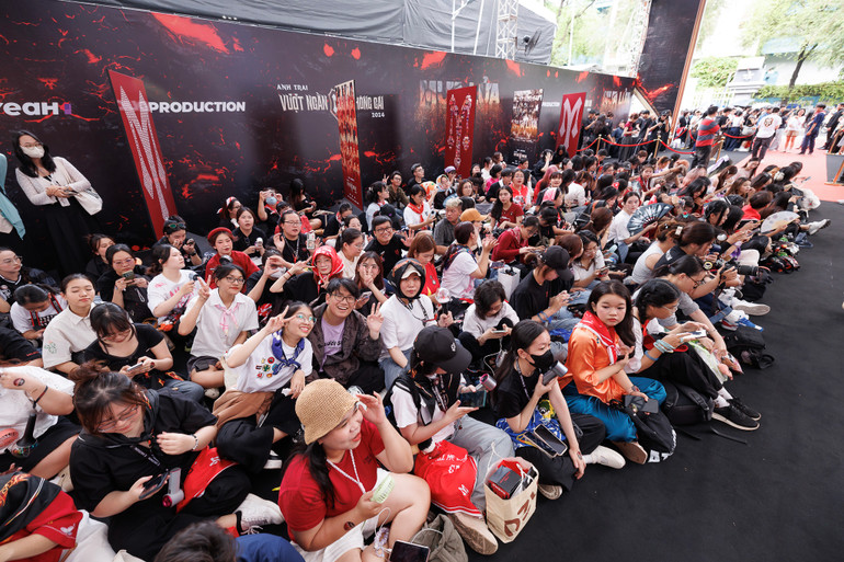 Rất đông khán giả đến từ rất sớm để chờ ra mắt phim.