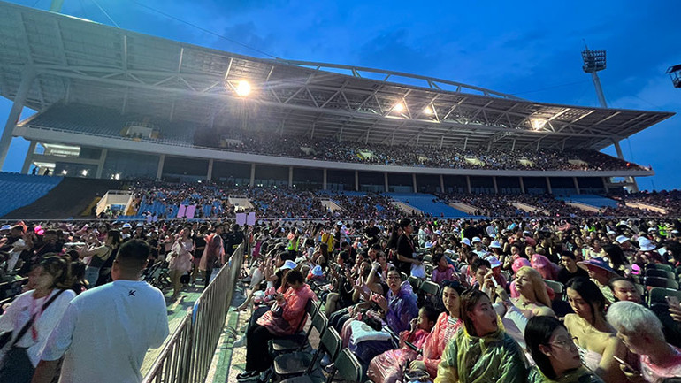 Khán giả Việt Nam đội mưa trong đêm diễn của BlackPink tại Hà Nội. (Ảnh: TRUNG HIẾU) Khán giả Việt Nam đội mưa trong đêm diễn của BlackPink tại Hà Nội. (Ảnh: TRUNG HIẾU)