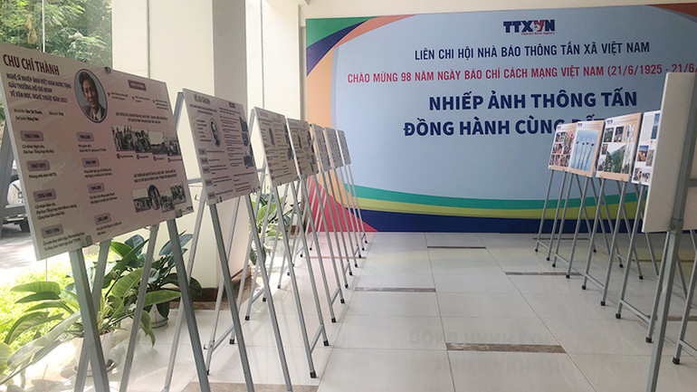 Trưng bày các tác phẩm của 7 nhà báo lão thành của TTXVN. Trưng bày các tác phẩm của 7 nhà báo lão thành của TTXVN.