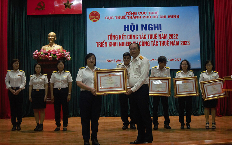 Trao Bằng khen của Thủ tướng Chính phủ cho các cá nhân, tập thể thuộc Cục thuế Thành phố Hồ Chí Minh. Trao Bằng khen của Thủ tướng Chính phủ cho các cá nhân, tập thể thuộc Cục thuế Thành phố Hồ Chí Minh.