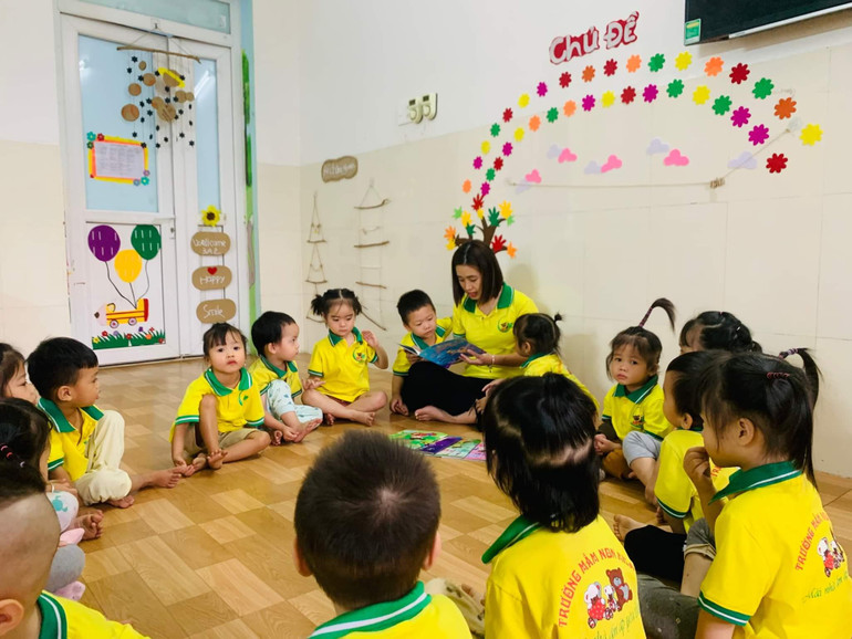 Cô và trò cùng tập nói với bộ sách "Thơ hay cho bé học nói".