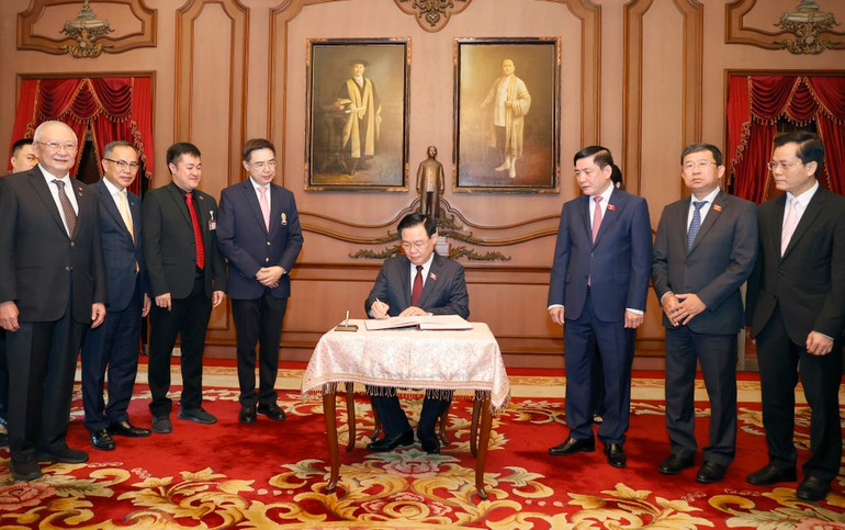 Chủ tịch Quốc hội Vương Đình Huệ ký Sổ lưu niệm tại Đại học Chulalongkorn.