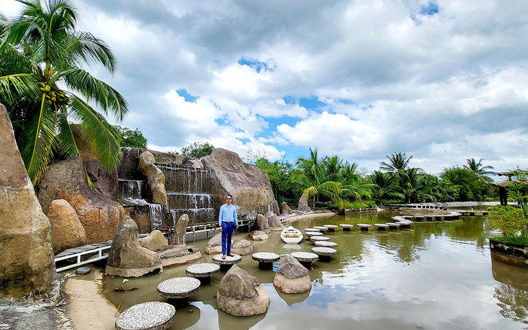 Khu vực phim trường xây dựng trái phép với kết cấu bê-tông cốt thép có dáng dấp thác núi.