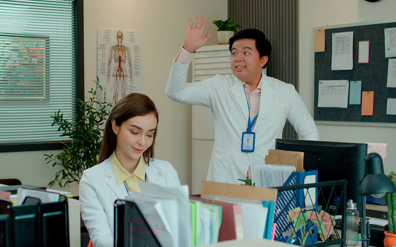 Chí Tâm và Mlee trong phim.