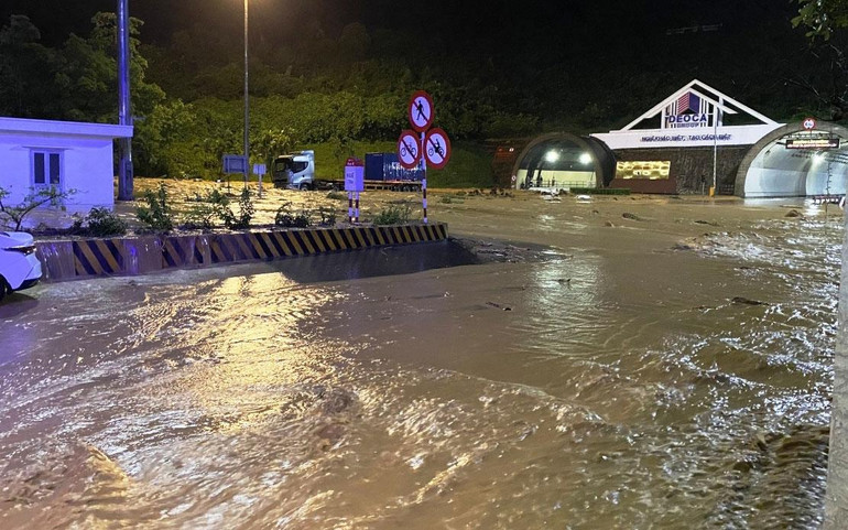 Mưa lớn, nước kèm theo đất đá, bùn tràn xuống đường dẫn phía trước cửa hầm Hải Vân trong tối 14/10. (Ảnh: TL)