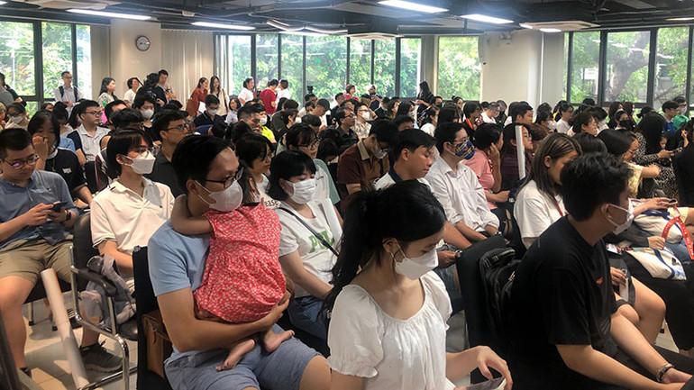 Rất đông độc giả đến dự buổi ra mắt sách.