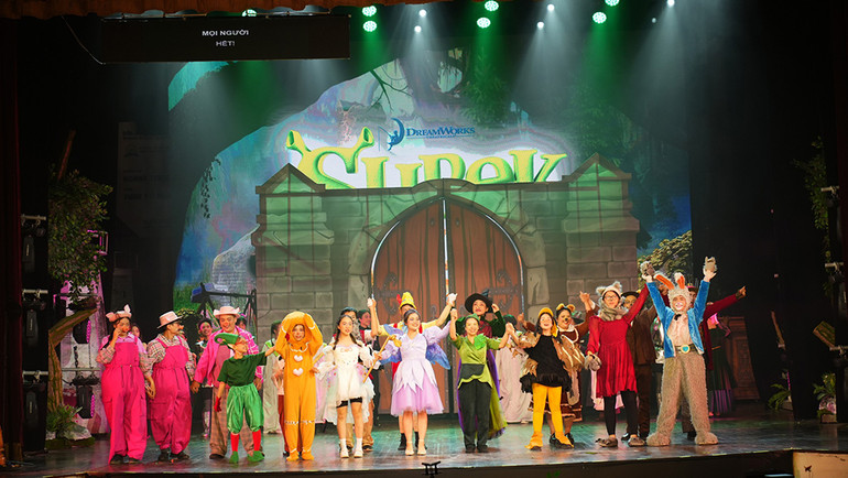 Các diễn viên trong vở nhạc kịch đều là diễn viên không chuyên.