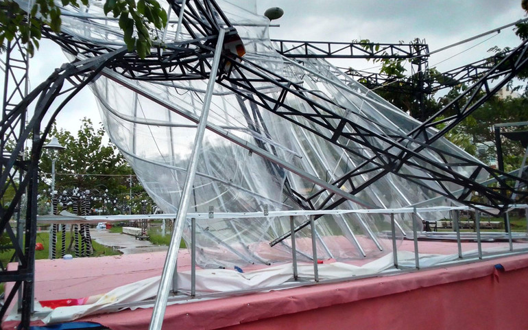 Sau bão số 4, hầu hết các công trình ngoài trời, trong đó có sân khấu ngoài trời ở Cung Thiếu nhi bị hư hại.