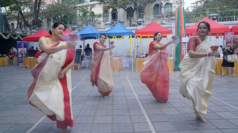 Trình diễn múa Ấn Độ. Trình diễn múa Ấn Độ.