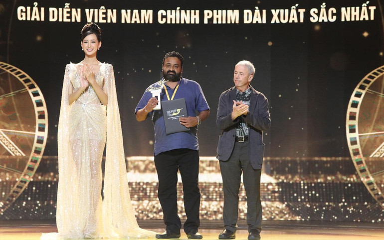 Đại diện đoàn làm phim “Maariyna” nhận giải thưởng Nam diễn viên chính xuất sắc nhất. Đại diện đoàn làm phim “Maariyna” nhận giải thưởng Nam diễn viên chính xuất sắc nhất.