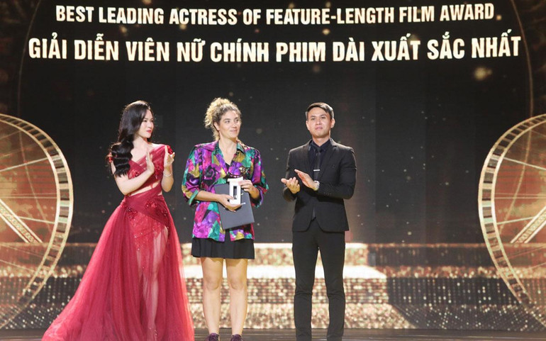 Đại diện đoàn làm phim "Paloma" nhận giải Nữ diễn viên chính xuất sắc nhất thay cho diễn viên Kika Sina. Đại diện đoàn làm phim "Paloma" nhận giải Nữ diễn viên chính xuất sắc nhất thay cho diễn viên Kika Sina.