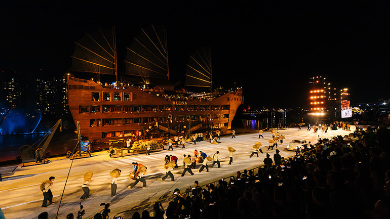 Con tàu Elisa xuất hiện tại Cảng.