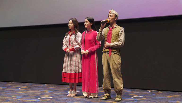 Một số diễn viên của phim đã bất ngờ xuất hiện và giao lưu với khán giả trong một suất chiếu. (Ảnh: VTV)