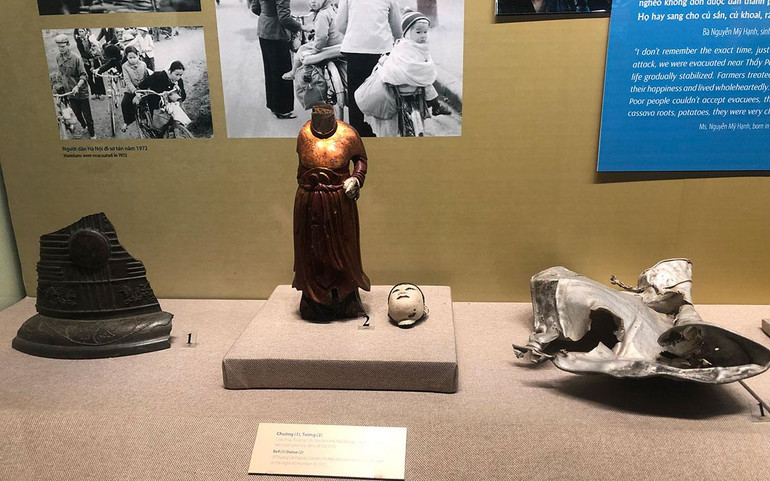 Tượng và chuông chùa Thượng Cát (Gia Lâm, Hà Nội).