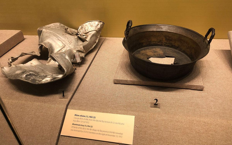 Mâm và nồi của một gia đình ở Hà Tây bị bom Mỹ.
