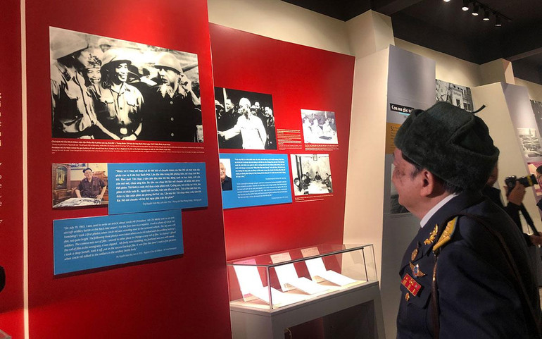 Cựu chiến binh Nguyễn Xuân Mai, cựu phóng viên chiến trường của báo Phòng không-Không quân, đứng trước bức ảnh mình chụp Bác Hồ thăm trận địa phòng không của quân và dân Hà Nội.