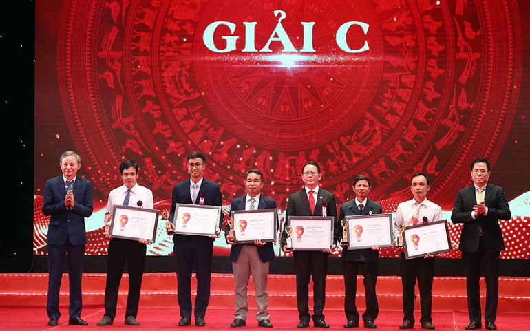 Các tác giả giải C.