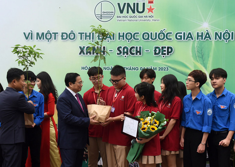 Thủ tướng trao tặng 5.000 cây xanh cho Đại học Quốc gia Hà Nội.