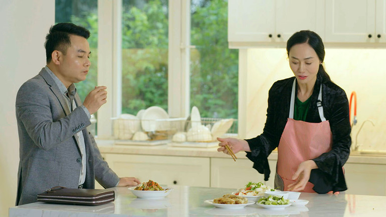 NSƯT Trịnh Mai Nguyên và nghệ sĩ Quách Thu Phương trong phim. NSƯT Trịnh Mai Nguyên và nghệ sĩ Quách Thu Phương trong phim.