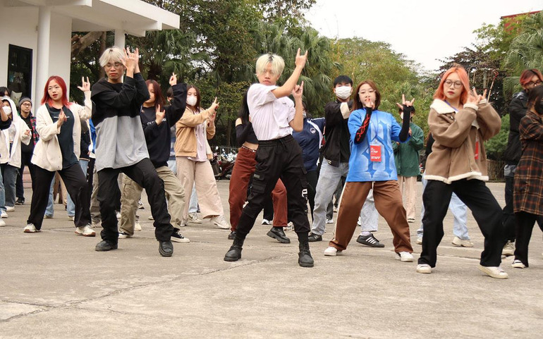 Các bạn trẻ tham gia thử thách nhảy K-pop. Các bạn trẻ tham gia thử thách nhảy K-pop.