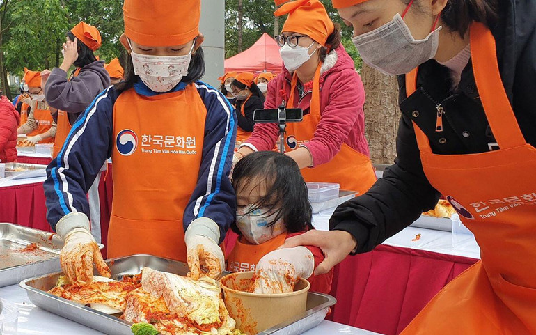 Các em nhỏ trải nghiệm làm kim chi. Các em nhỏ trải nghiệm làm kim chi.