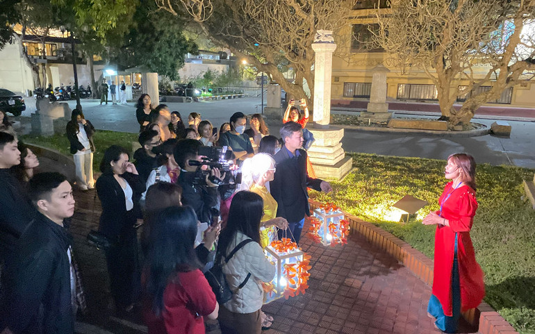 Nghe thuyết minh về cây hương đá chùa Tứ Kỳ.