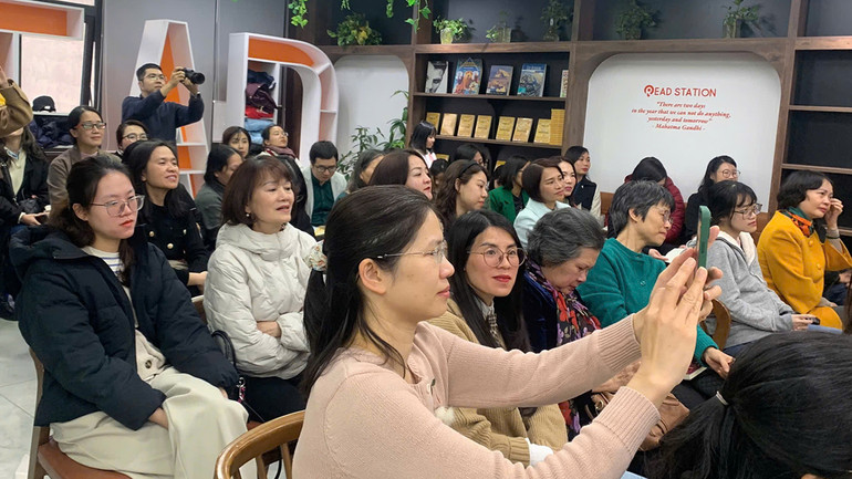 Đông đảo độc giả đến dự buổi ra mắt sách.