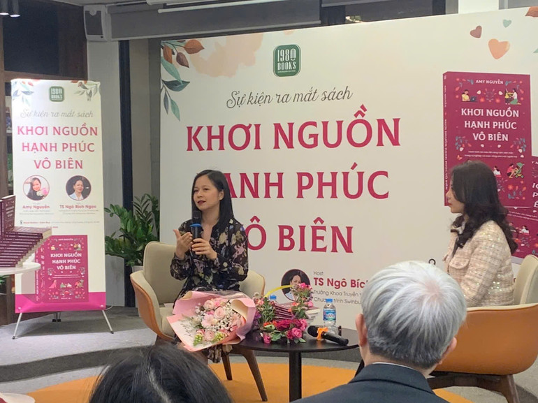Tác giả Amy Nguyễn và diễn giả, TS Ngô Bích Ngọc trò chuyện cùng bạn đọc.