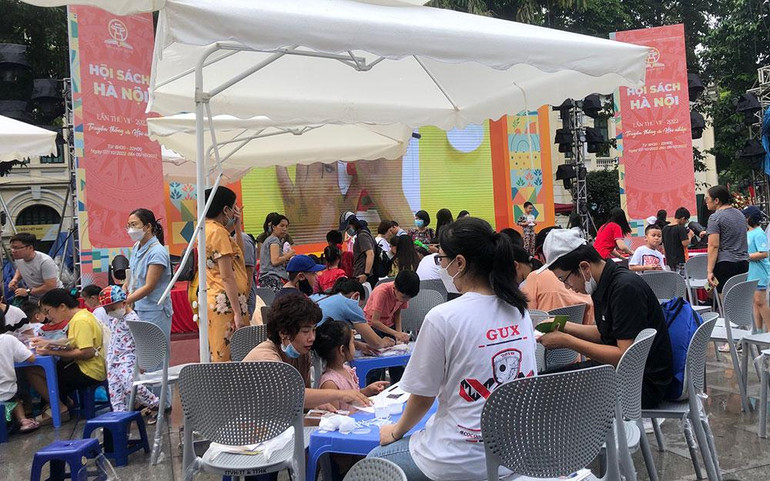 Những cơn mưa thất thường không ngăn được sự háo hức của các bạn nhỏ. Những cơn mưa thất thường không ngăn được sự háo hức của các bạn nhỏ.