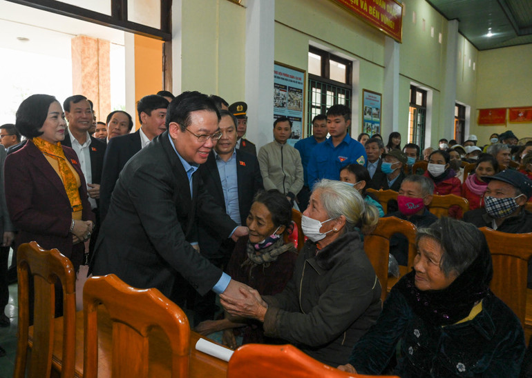 Tại xã Vĩnh Ninh, huyện Quảng Ninh, Chủ tịch Quốc hội Vương Đình Huệ và đoàn công tác đã đến thăm, chúc Tết các hộ gia đình chính sách, hộ nghèo, nạn nhân chất độc da cam, công nhân nghèo.