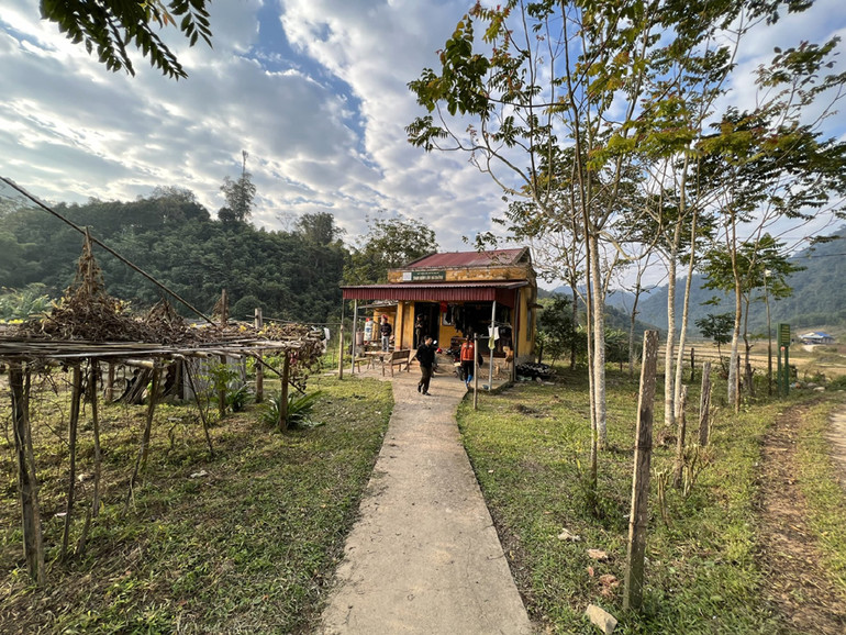 Trạm chốt Nà Dường nằm trơ trọi ven đường. Theo anh Đinh Duy Nhú, điểm đặt trạm là nơi hứng gió nên tối mùa đông, gió thổi phần phật, rất lạnh. Đối với rừng đặc dụng, Kiểm lâm Bắc Kạn tổ chức sắp xếp, điều động, bố trí cán bộ, chiến sĩ tại các trạm kiểm lâm địa bàn, từ 3 người/trạm, bảo đảm lực lượng để tổ chức triển khai thực hiện nhiệm vụ.