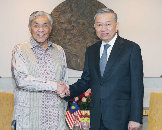 Tổng Bí thư Tô Lâm và Phó Thủ tướng, Bộ trưởng Phát triển Nông thôn, Chủ tịch Đảng UMNO.(Ảnh: TTXVN)