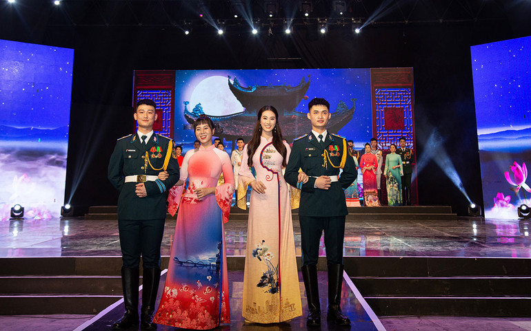 Những danh lam thắng cảnh trong bộ sưu tập "Việt Nam gấm hoa". Những danh lam thắng cảnh trong bộ sưu tập "Việt Nam gấm hoa".