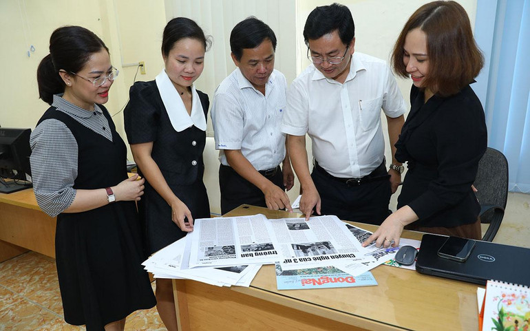 Lãnh đạo báo Đồng Nai trao đổi nghiệp vụ với các ban chuyên môn về nội dung xuất bản báo in. (Ảnh: Báo ĐỒNG NAI) Lãnh đạo báo Đồng Nai trao đổi nghiệp vụ với các ban chuyên môn về nội dung xuất bản báo in. (Ảnh: Báo ĐỒNG NAI)
