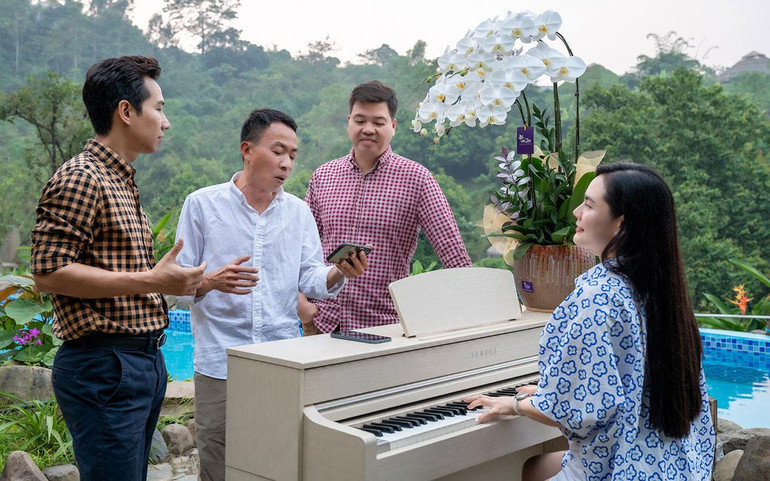 Lương Nguyệt Anh đệm đàn, hát cùng Việt Hoàn, Đăng Dương và Lê Anh Dũng. Lương Nguyệt Anh đệm đàn, hát cùng Việt Hoàn, Đăng Dương và Lê Anh Dũng.