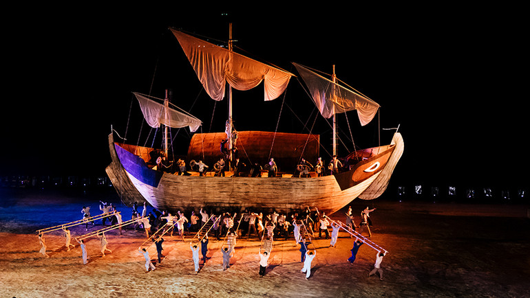 Tái hiện hình ảnh con tàu cổ.