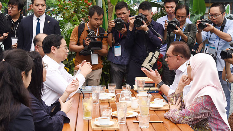 Thủ tướng Phạm Minh Chính và Thủ tướng Anwar Ibrahim cùng hai Phu nhân cùng xem sách, thưởng thức cà-phê tại Phố sách Hà Nội.