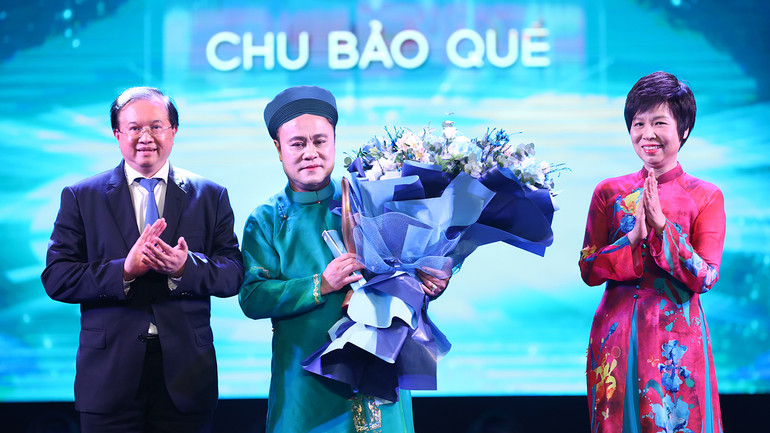 Nghệ sĩ Chu Bảo Quế nhận giải Nghệ sĩ truyền cảm hứng. Nghệ sĩ Chu Bảo Quế nhận giải Nghệ sĩ truyền cảm hứng.