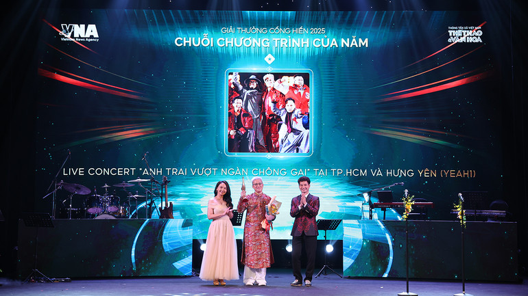 Ông An Zuno - Giám đốc Truyền thông YeaH1 Group nhận giải thưởng Chuỗi chương trình của năm. Ông An Zuno - Giám đốc Truyền thông YeaH1 Group nhận giải thưởng Chuỗi chương trình của năm.