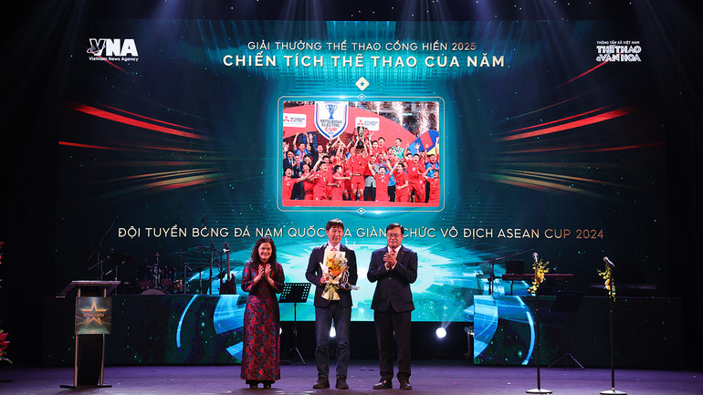 HLV Kim Sang-sik nhận giải Chiến tích Thể thao của năm. HLV Kim Sang-sik nhận giải Chiến tích Thể thao của năm.