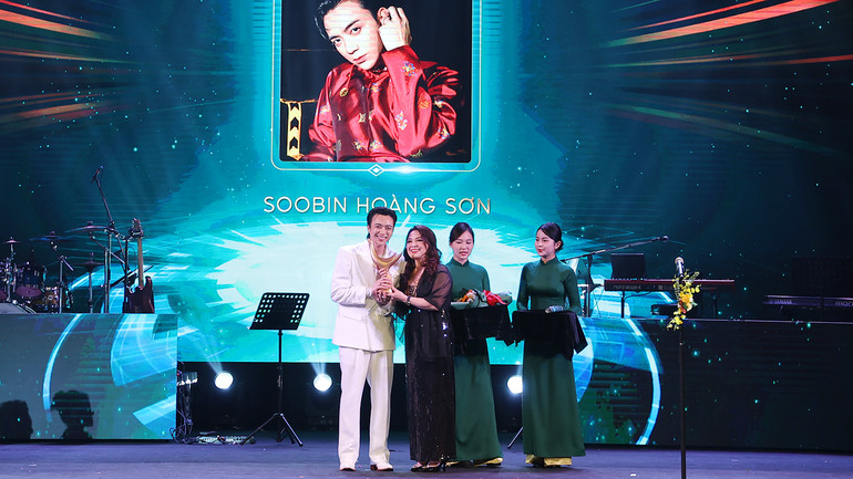 Soobin nhận giải thưởng Nam ca sĩ của năm. Soobin nhận giải thưởng Nam ca sĩ của năm.