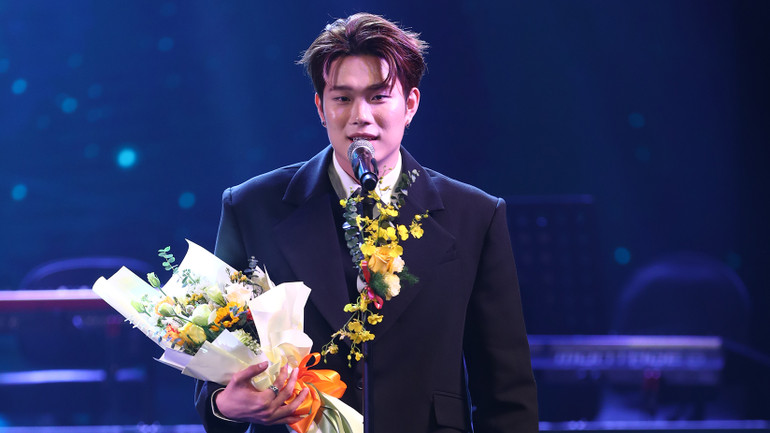 Dương Domic nhận giải Nghệ sĩ mới của năm. Dương Domic nhận giải Nghệ sĩ mới của năm.